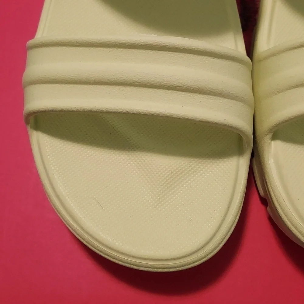 HUNTER BLOOM ALGAE FOAM SANDALS IN ZESTY YELLOW NIB